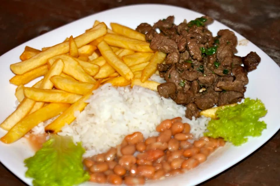 Prato com arroz, feijão, carne e batata